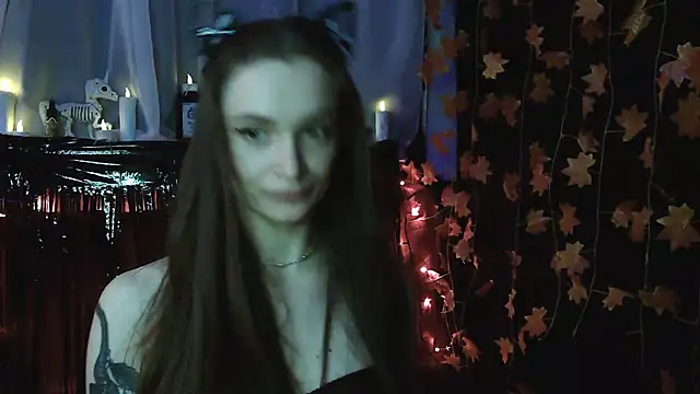 Snapshot of __Leyla__ chatting on 10/18/25, 07:47   Leyla   online show from 10/18/25, 07:47