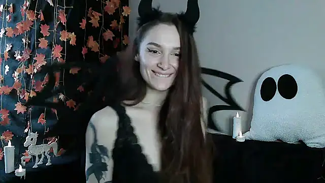 Snapshot of __Leyla__ chatting on 10/24/25, 01:40   Leyla   online show from 10/24/25, 01:40