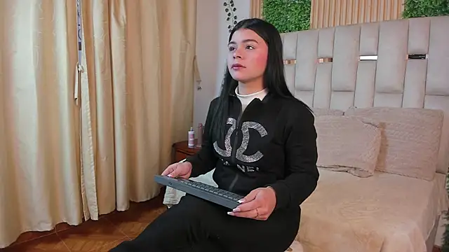 Snapshot of Jade_Nmm chatting on 01/13/26, 01:27 Jade Nmm online show from 01/13/26, 01:27