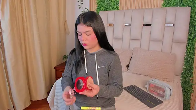 Snapshot of Jade_Nmm chatting on 04/14/26, 12:33 Jade Nmm online show from 04/14/26, 12:33