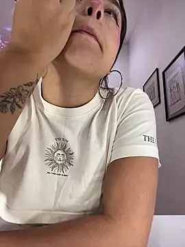 Snapshot of EmilyHarperr chatting on 10/17/25, 11:57 EmilyHarperr online show from 10/17/25, 11:57