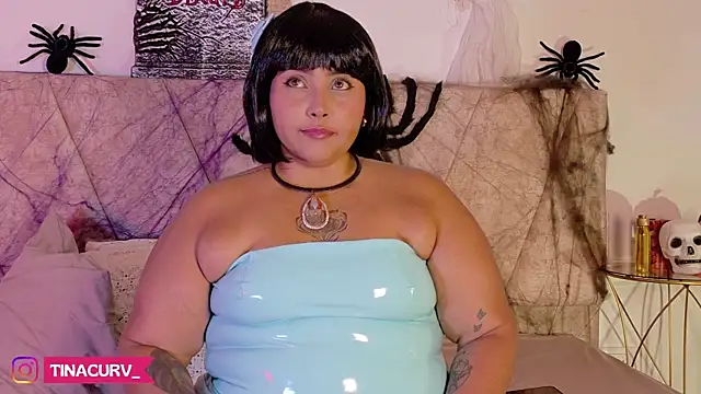 Snapshot of TinaCurv chatting on 10/31/25, 08:32 TinaCurv online show from 10/31/25, 08:32