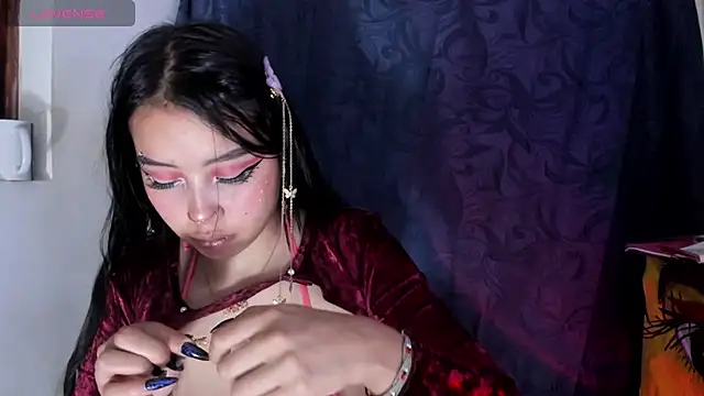 Snapshot of Viioleett_cum chatting on 10/31/25, 02:51 Viioleett cum online show from 10/31/25, 02:51