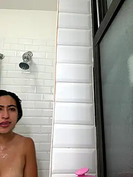 Snapshot of OwnedBySky chatting on 09/16/25, 01:39 OwnedBySky online show from 09/16/25, 01:39