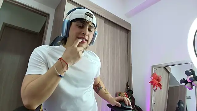 Snapshot of brunothompson3 chatting on 09/12/25, 12:22 brunothompson3 online show from 09/12/25, 12:22