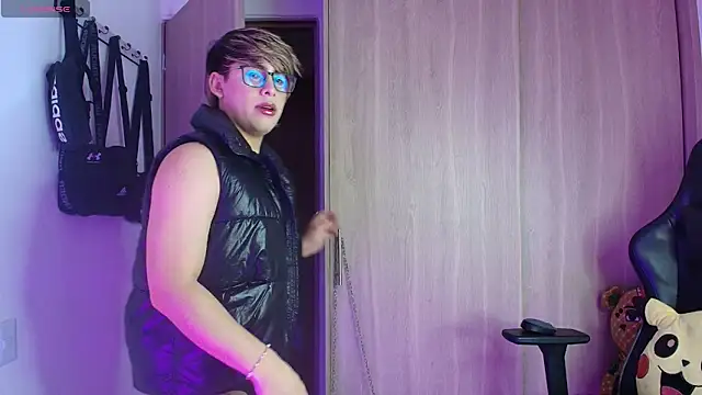 Snapshot of brunothompson3 chatting on 10/13/25, 12:43 brunothompson3 online show from 10/13/25, 12:43