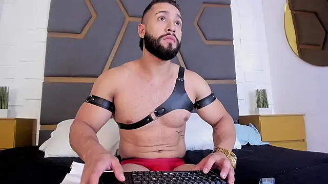 massimofiore  online show from 10/31/25, 03:40