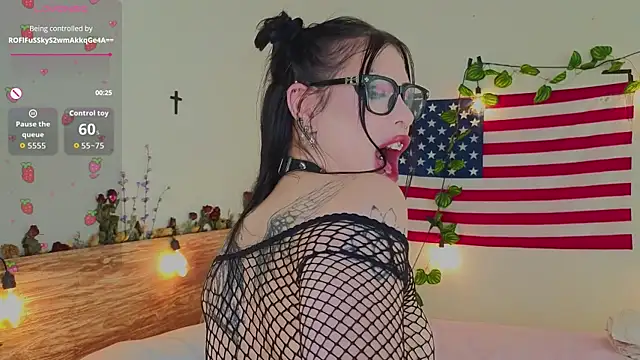 venomeowww   online show from 04/05/26, 03:47