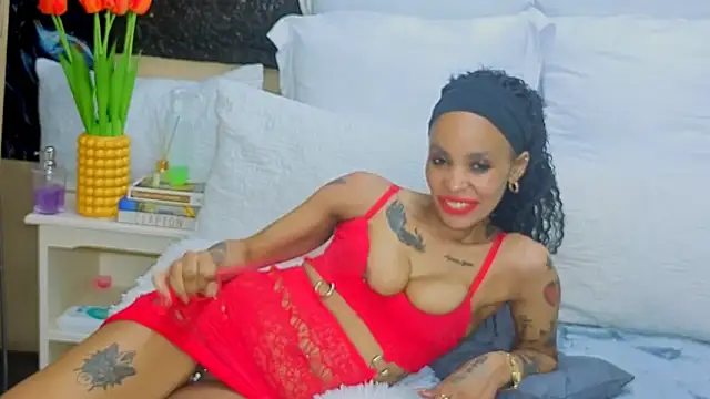 Snapshot of CaramelNatashaxx chatting on 10/12/25, 05:01 CaramelNatashaxx online show from 10/12/25, 05:01