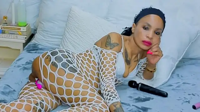 Snapshot of CaramelNatashaxx chatting on 10/26/25, 02:06 CaramelNatashaxx online show from 10/26/25, 02:06