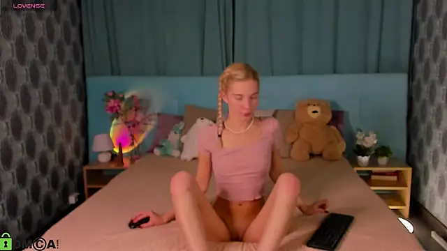 Aurora Bennet online show from 10/15/25, 12:55