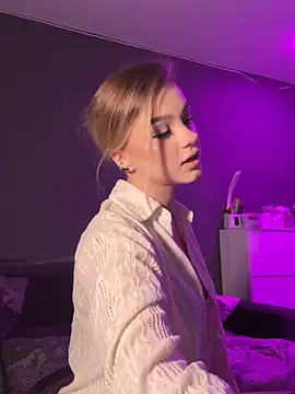 Snapshot of VelvetRush_ chatting on 10/10/25, 04:39 VelvetRush online show from 10/10/25, 04:39