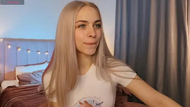 Snapshot of ShinyBarbie chatting on 11/27/25, 06:48 ShinyBarbie online show from 11/27/25, 06:48