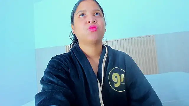 Snapshot of alena_brown_ chatting on 10/21/25, 11:22 alena brown  online show from 10/21/25, 11:22