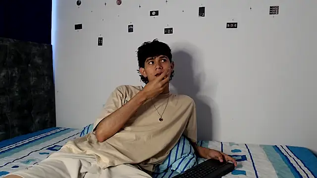 Snapshot of alexmark_ chatting on 03/27/26, 01:55 alexmark online show from 03/27/26, 01:55