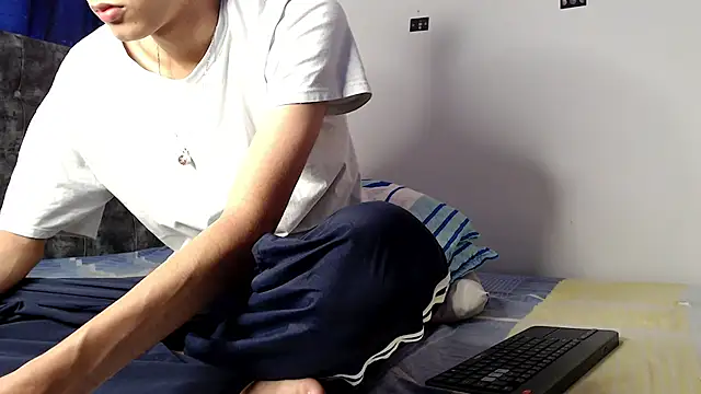 Snapshot of alexmark_ chatting on 04/23/26, 05:04 alexmark online show from 04/23/26, 05:04