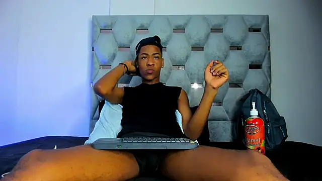 Snapshot of tiago_xxx_ chatting on 10/04/25, 08:07 tiago xxx  online show from 10/04/25, 08:07