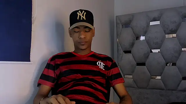Snapshot of tiago_xxx_ chatting on 10/20/25, 08:09 tiago xxx  online show from 10/20/25, 08:09