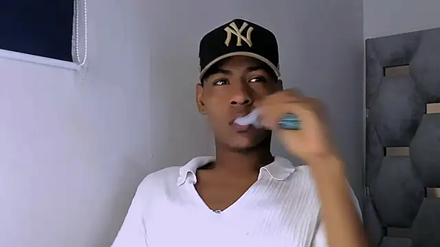Snapshot of tiago_xxx_ chatting on 10/21/25, 08:53 tiago xxx  online show from 10/21/25, 08:53