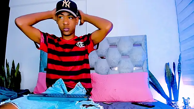 Snapshot of tiago_xxx_ chatting on 10/24/25, 11:56 tiago xxx  online show from 10/24/25, 11:56
