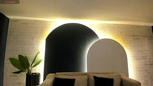 LeahNovac online show from 09/29/25, 11:04