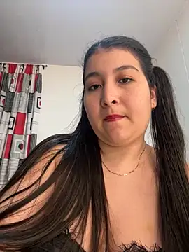 Snapshot of evelyn_1702 chatting on 11/28/25, 10:56 evelyn 1702 online show from 11/28/25, 10:56