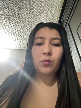 Snapshot of evelyn_1702 chatting on 12/14/25, 06:30 evelyn 1702 online show from 12/14/25, 06:30