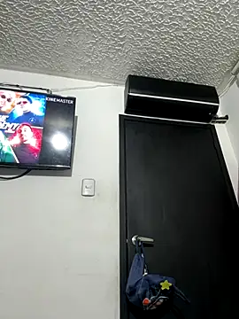 Snapshot of evelyn_1702 chatting on 12/14/25, 10:58 evelyn 1702 online show from 12/14/25, 10:58