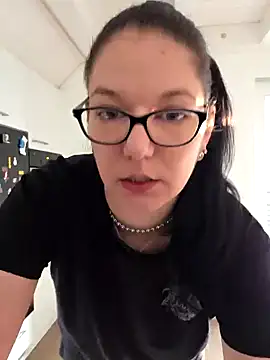 Snapshot of Swiss_Lady chatting on 09/28/25, 04:01 Swiss Lady online show from 09/28/25, 04:01