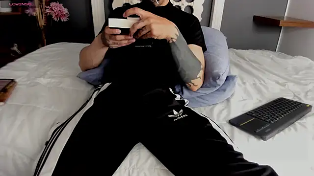 Snapshot of Mr_Klein_69 chatting on 12/14/25, 01:11 Mr Klein 69 online show from 12/14/25, 01:11