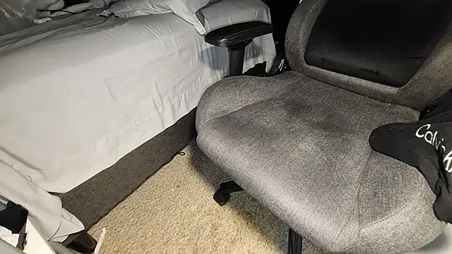 Snapshot of catt18 chatting on 11/14/25, 03:44 catt18 online show from 11/14/25, 03:44