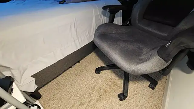 Snapshot of catt18 chatting on 11/18/25, 04:33 catt18 online show from 11/18/25, 04:33