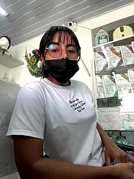 Snapshot of Kyra__Rose chatting on 12/17/25, 06:47 Kyra Rose online show from 12/17/25, 06:47