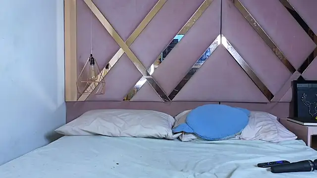 Snapshot of Sophia_moo_ chatting on 01/16/26, 03:32 Sophia moo online show from 01/16/26, 03:32