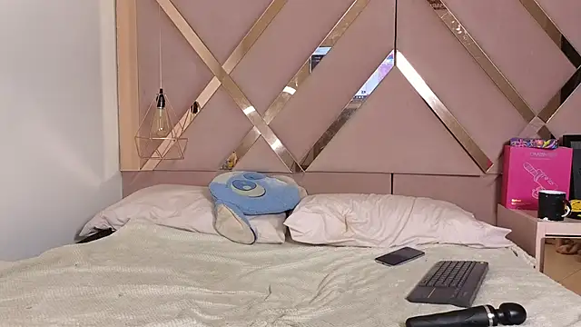 Snapshot of Sophia_moo_ chatting on 02/26/26, 03:49 Sophia moo online show from 02/26/26, 03:49