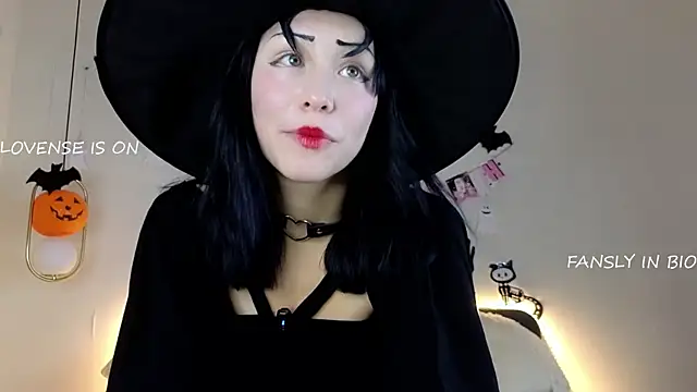 Snapshot of BritniBers chatting on 10/30/25, 02:29 BritniBers online show from 10/30/25, 02:29