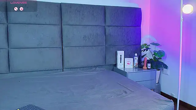 Snapshot of Slenna_Moon chatting on 12/16/25, 02:38 Slenna Moon online show from 12/16/25, 02:38