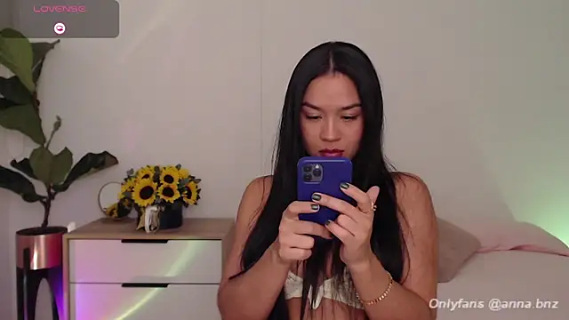 Snapshot of Annabnz chatting on 11/18/25, 12:05 Annabnz online show from 11/18/25, 12:05