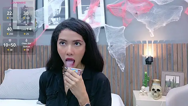 luna roja25 online show from 10/16/25, 01:45