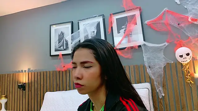 luna roja25 online show from 10/27/25, 01:48