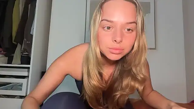 Snapshot of KayleeBella chatting on 03/12/26, 09:54 KayleeBella online show from 03/12/26, 09:54