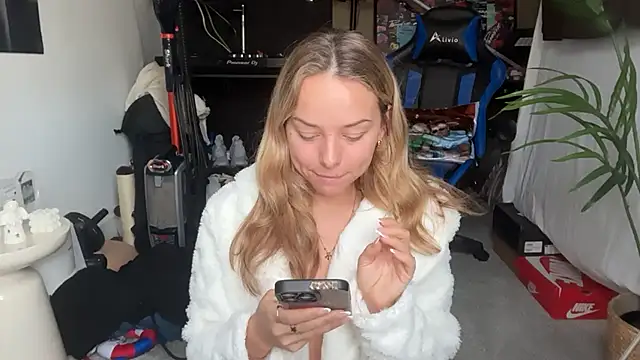 Snapshot of KayleeBella chatting on 03/15/26, 09:04 KayleeBella online show from 03/15/26, 09:04