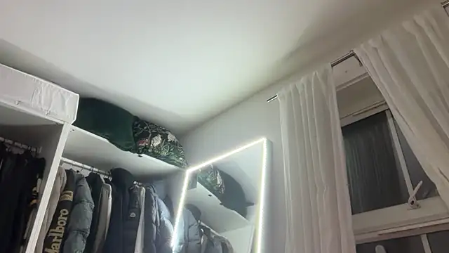 Snapshot of KayleeBella chatting on 03/17/26, 09:18 KayleeBella online show from 03/17/26, 09:18