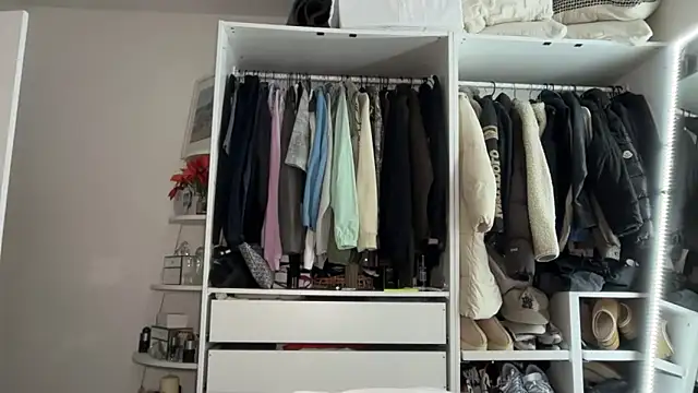 Snapshot of KayleeBella chatting on 04/27/26, 07:01 KayleeBella online show from 04/27/26, 07:01