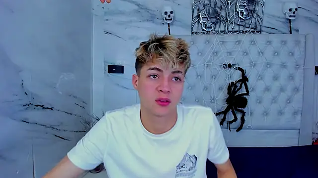 Ari and Storm online show from 11/01/25, 06:21