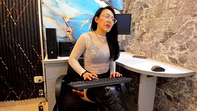 Snapshot of Scarlett_14_ chatting on 09/18/25, 03:19 Scarlett 14  online show from 09/18/25, 03:19