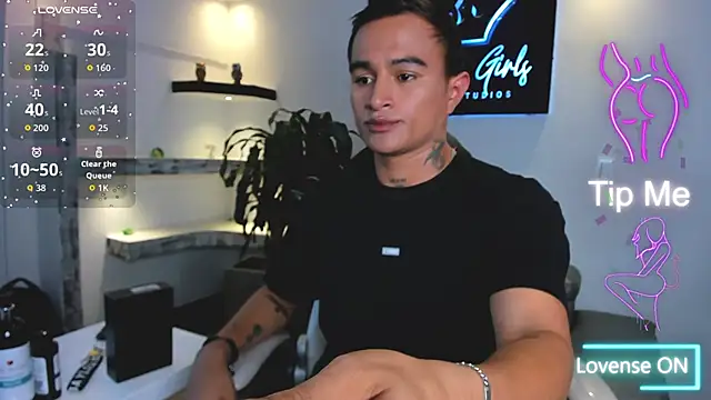 Snapshot of LiamDeep chatting on 10/28/25, 10:45 LiamDeep online show from 10/28/25, 10:45