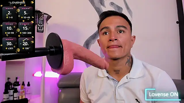 Snapshot of LiamDeep chatting on 11/17/25, 08:03 LiamDeep online show from 11/17/25, 08:03