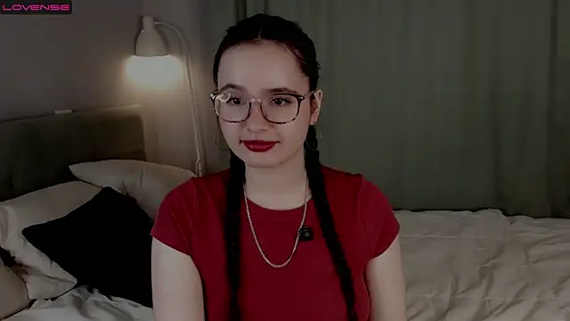 Snapshot of WildaBisom chatting on 10/13/25, 01:27 WildaBisom online show from 10/13/25, 01:27