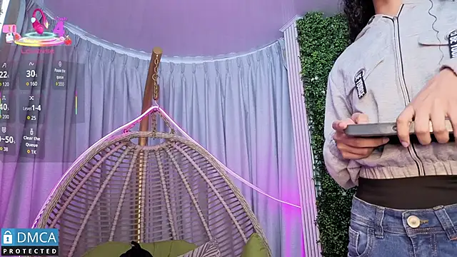 Kiara Zahiri   online show from 10/09/25, 11:19